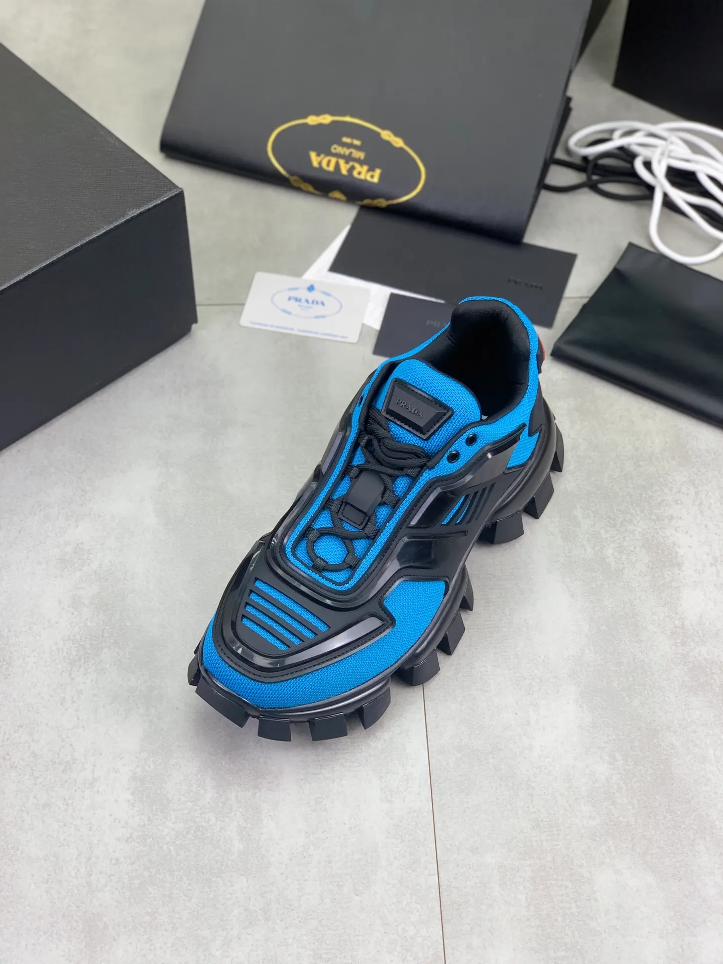 Men's Men's Shoes P660 New Top Version PRADA Prada Dark Punk Martin Rock Tank Mecha Hardcore Fighting Shoes ☑️ A century-old brand, the unique hardcore design has entered the public eye. The tank element is used as the sole design, subverting conventions, breaking the monotony, brightening the overall shape, eye-catching, and achieving a meaningless appearance. With its hard-core styling and metal accessories full of design, it unleashes an unruly punk spirit, interprets a unique and iconic style, and demonstrates the leadership level of its pioneer originator in the field of thick-soled shoes. It is the nirvana darling of major fashion weeks. 📣📣The ultra-light foam outsole solves the problem of bulkiness and is suitable for those who know the difference. ✅Fabric: Original splicing design and production ✅Inner: Original lining➕Cow leather insole. ✅Original foam combination outsole with 8cm heel height and super light weight. ✅Code number: Female 35-39 (40 is customized and non-refundable) Male 39-45 (46 and 47 are customized and non-refundable) Full package at the counter